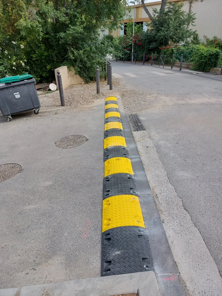 Réalisation d'un trottoir et pose d'un ralentisseur en caoutchouc à Allauch dans les Bouches du Rhône