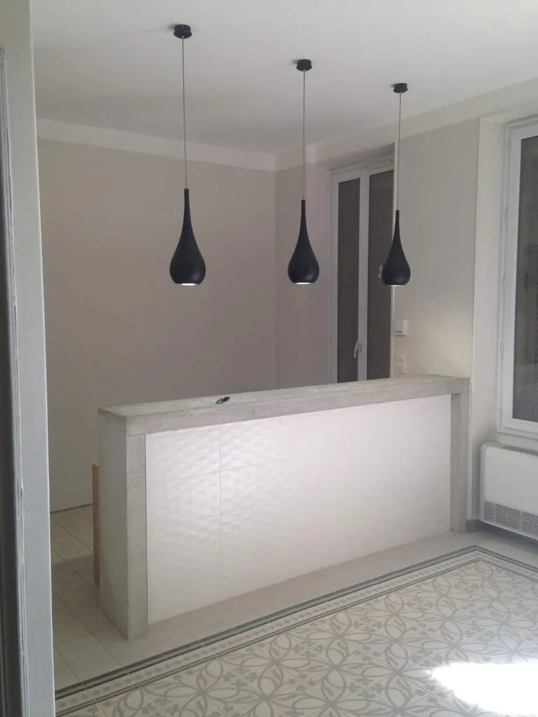 Conception et réalisation d'une banque d'accueil en béton brut de décoffrage à Salon de Provence