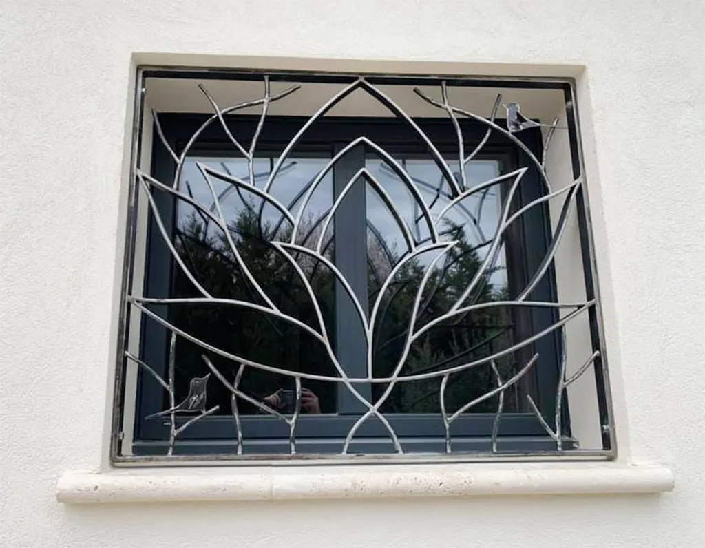 Grilles de défense décoratives avec motifs stylisés posées à Pelissanne