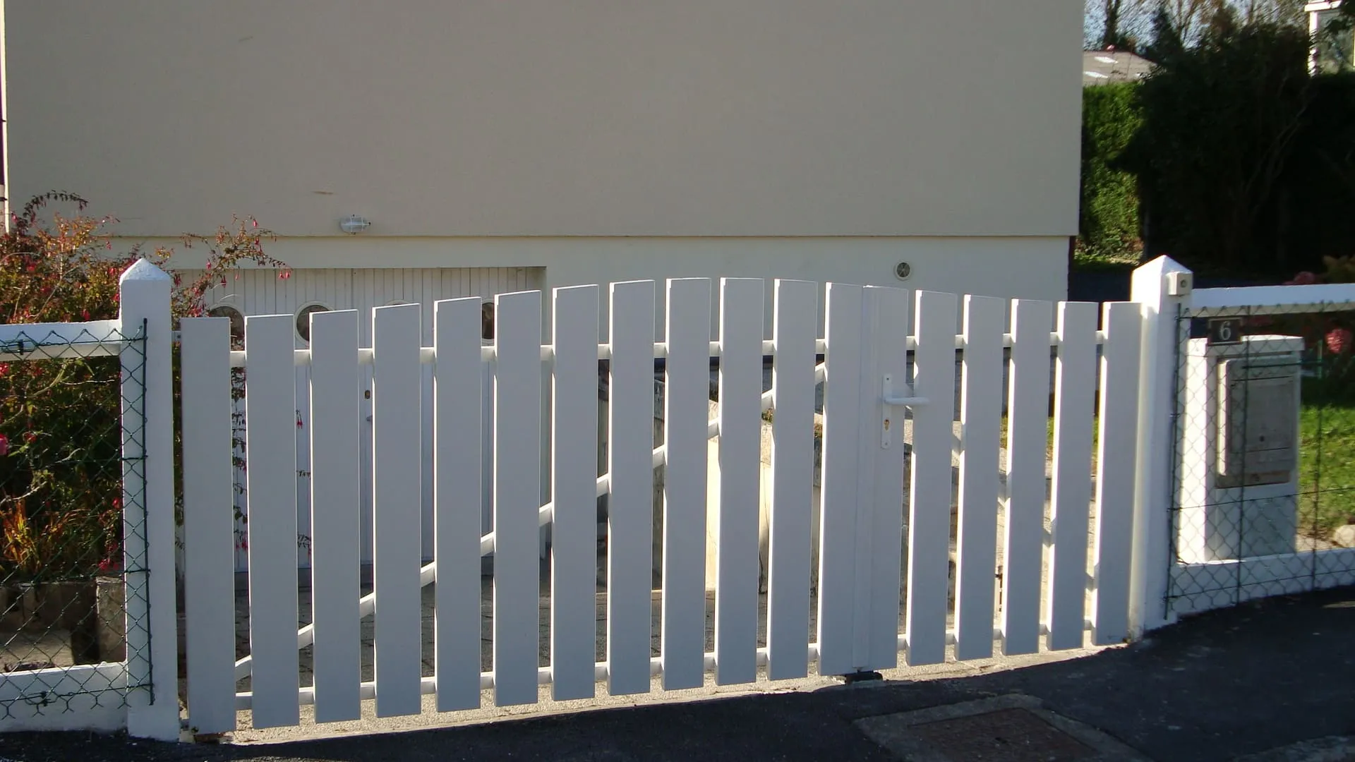 Installation de Portail Battant PVC et Alu Sur-Mesure, Motorisation et Clôtures de Propriété à Port-Jérôme-sur-Seine en Seine-Maritime 76 et Notre-Dame-de-Gravenchon