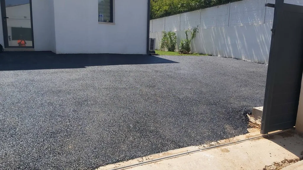 Réhabilitation d'une cour de propriété en enrobé de bitume noir à Saint Maximin la Sainte Baume dans le Var