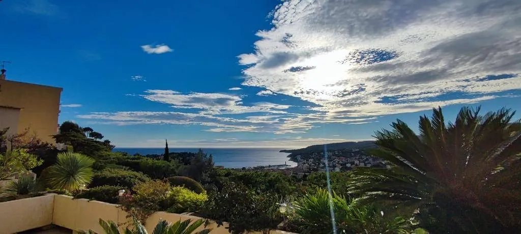 Vente appartement T4 Cassis avec deux belles terrasses vue sur mer, garage double en option et piscine dans résidence sécurisée de standing 