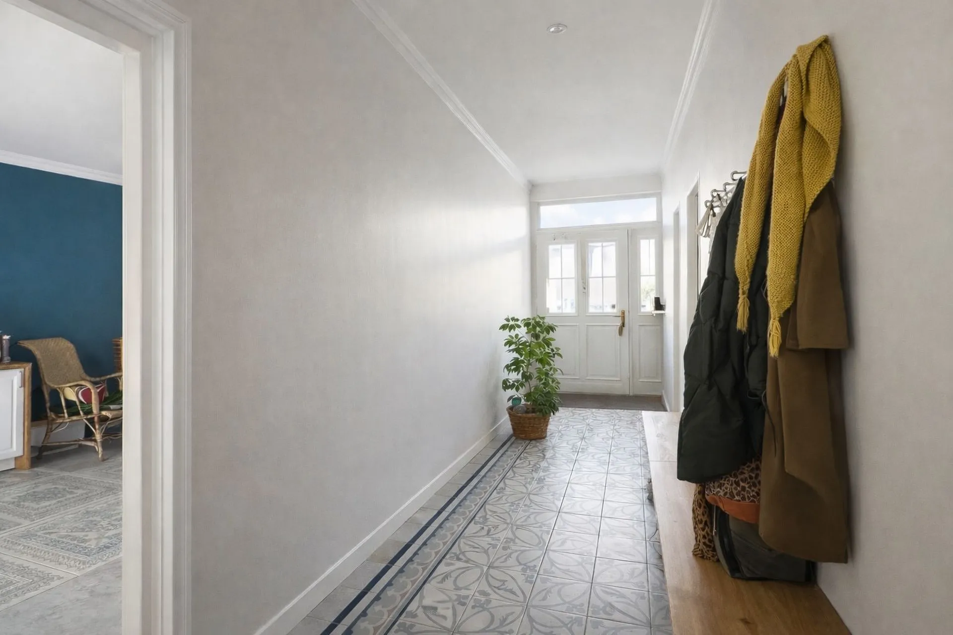 Entrée de la maison avec couloir desservant les pièces de vie
