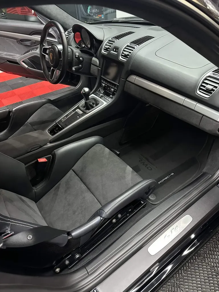 Nettoyage intérieur auto premium pour un habitacle impeccable, sain et durablement protégé grâce au detailing professionnel complet