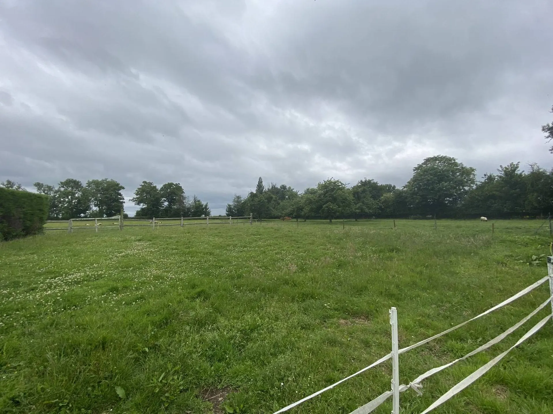 Vends longère Normande avec 4 chambres et des dépendances, proche des commerces, Normandie, 76.