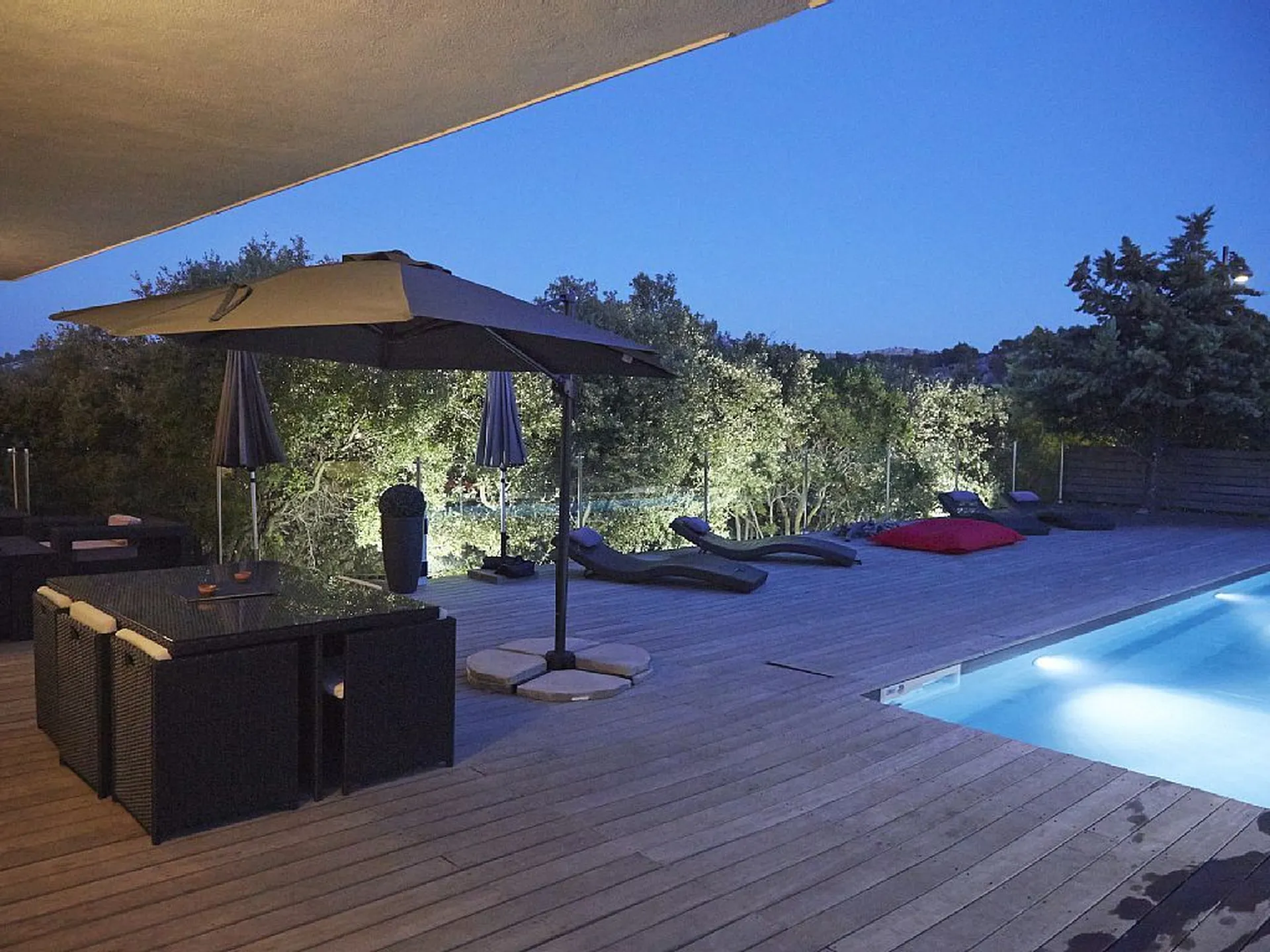 villa contemporaine avec piscine carnoux