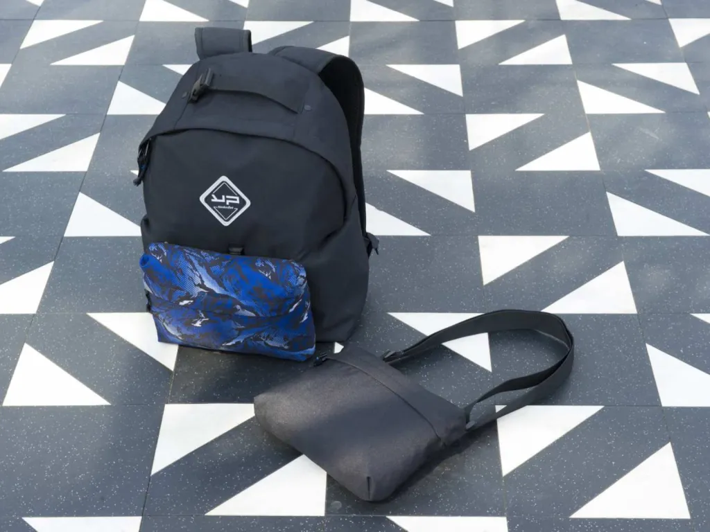 photographe lifestyle produit nature morte sur sol noir et blanc