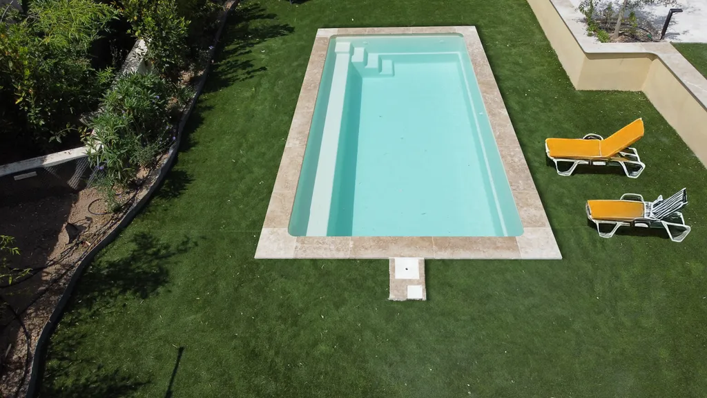 Piscine coque avec pelouse synthétique