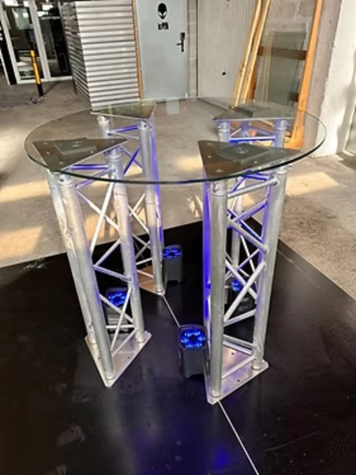 TABLE VERRE DESIGN AVEC PIEDS STRUCTURES ALU