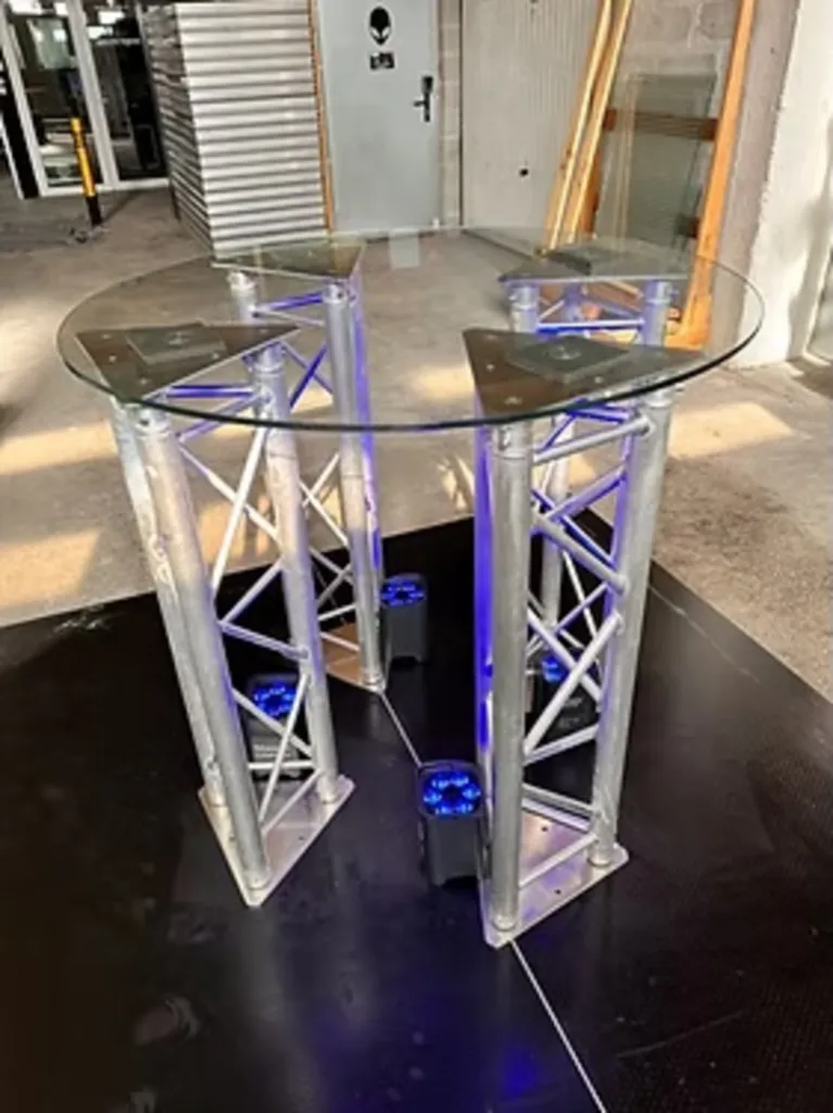 TABLE VERRE DESIGN AVEC PIEDS STRUCTURES ALU