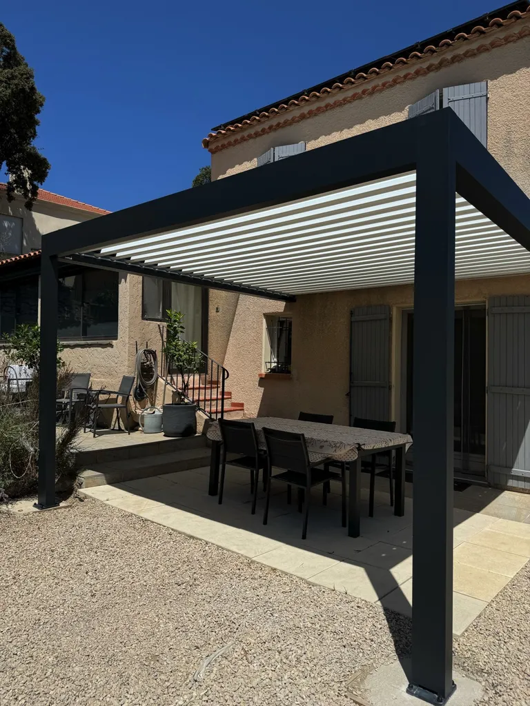 Mise en place d'un pergola bioclimatique Marquises modèle IZI sur Ensues la redonne