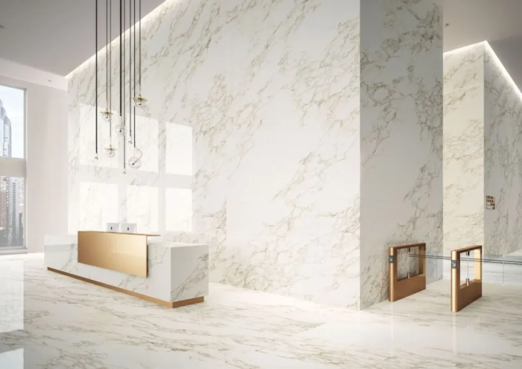 Pour un intérieur chic à Rouen, optez pour les veinures marbrées du modèle Statuario Lux de la gamme MARBLE EXPERIENCE.