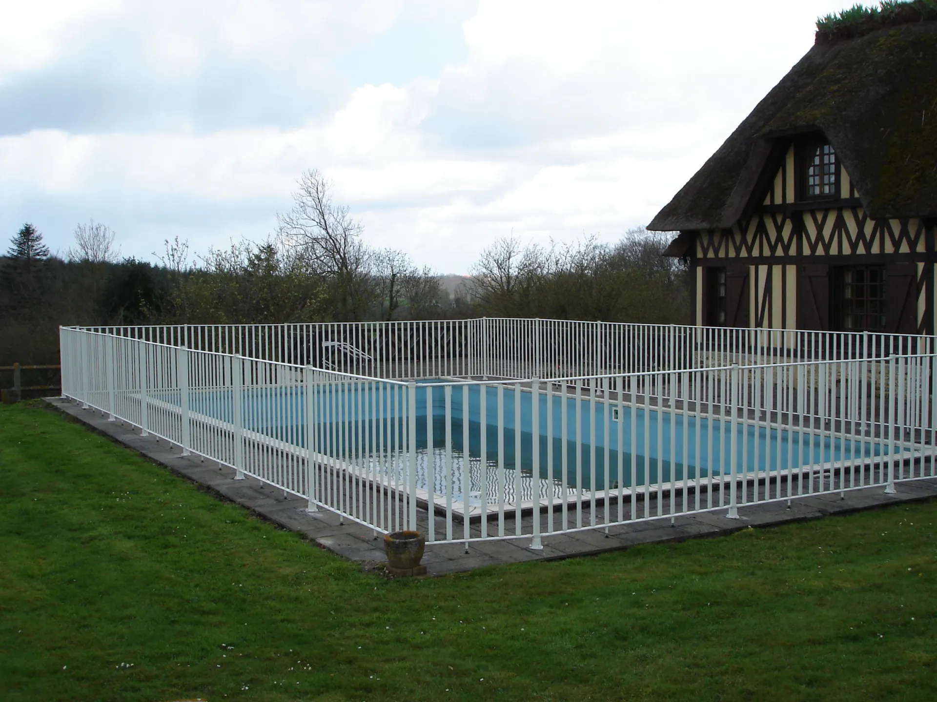 installation de clôture de piscine conforme à la norme NF