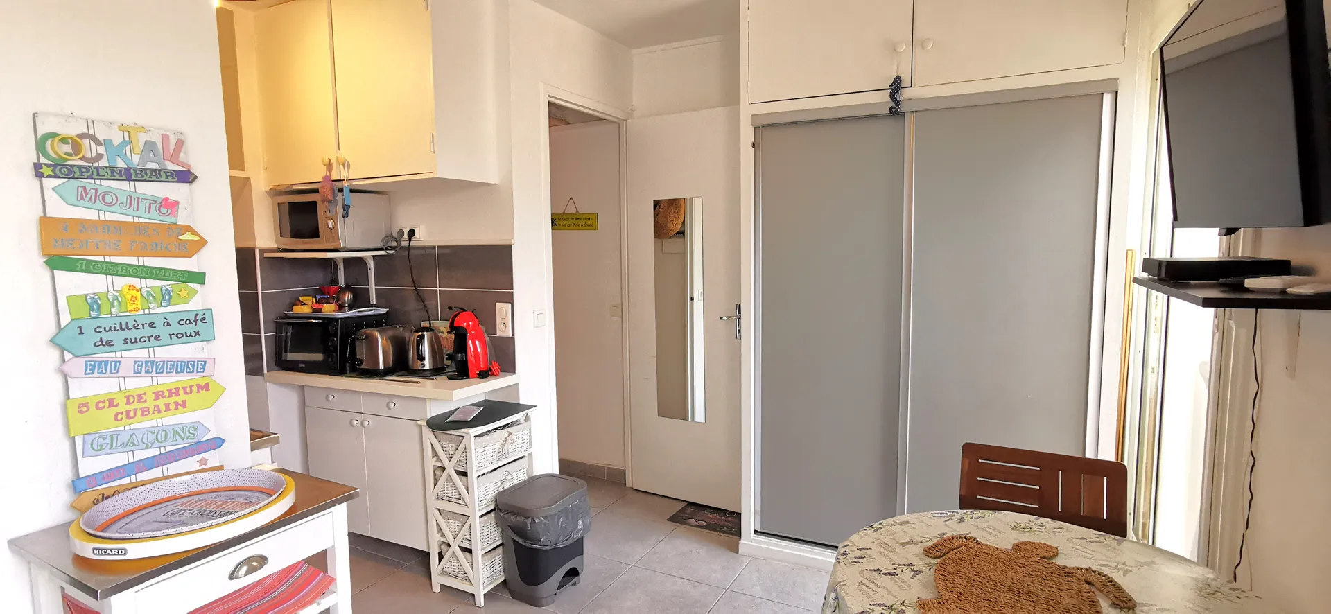 Vente beau studio Cassis centre en dernier étage avec vaste terrasse bénéficiant d'une vue dégagée sur le village