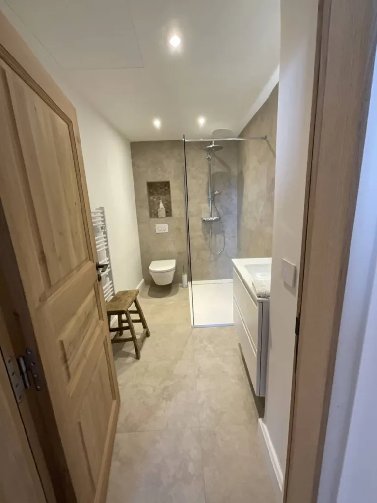 Salle de bains APRES restauration par Inspirations d'Intérieurs architecture