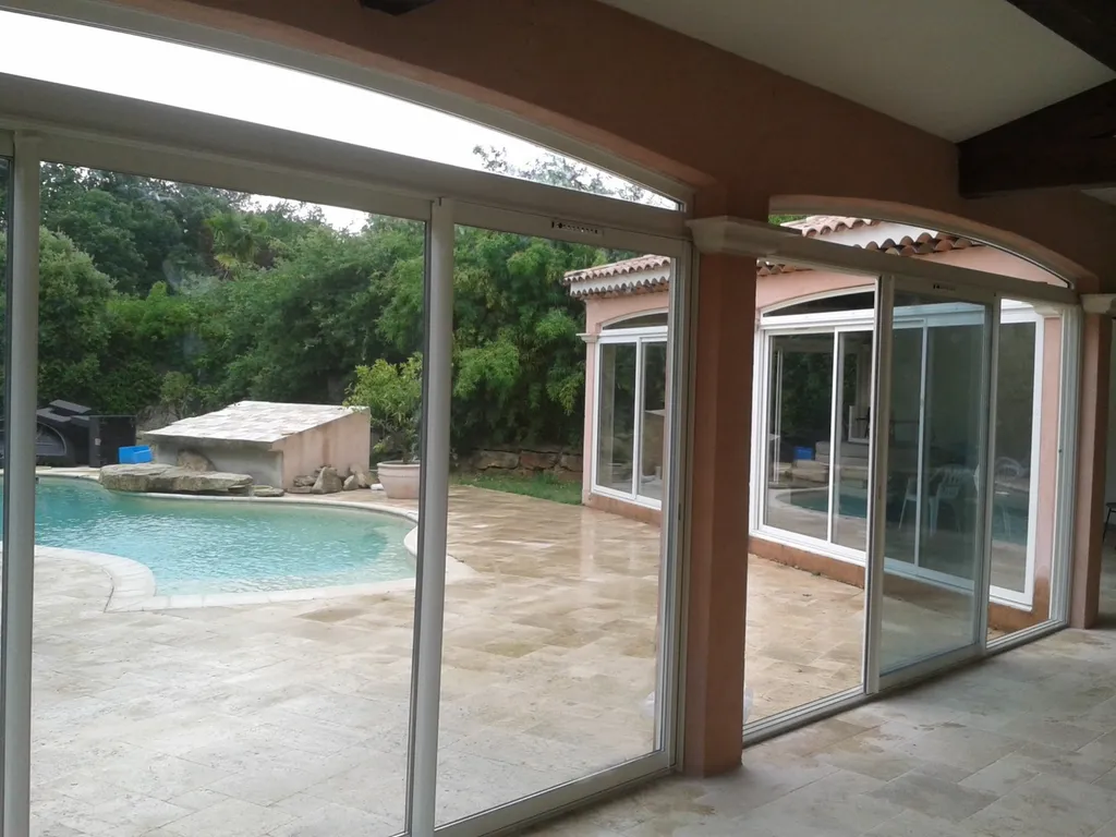 Pose de menuiserie à Pourrière