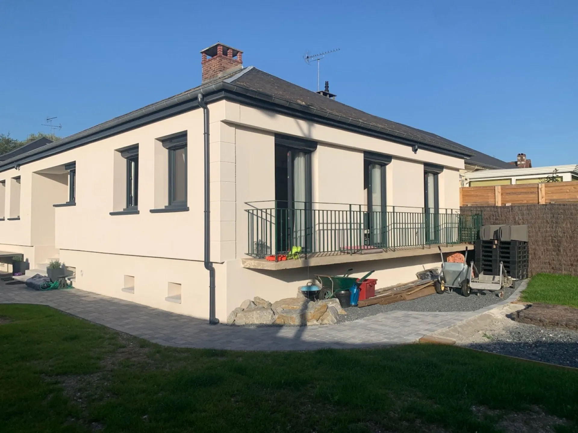 L'alliance d'un isolant écologique à un enduit projeté à la chaux. DRM Rénovation éco artisan agréé RGE aux environs du Havre, Goderville, Lillebonne, Pont Audemer 