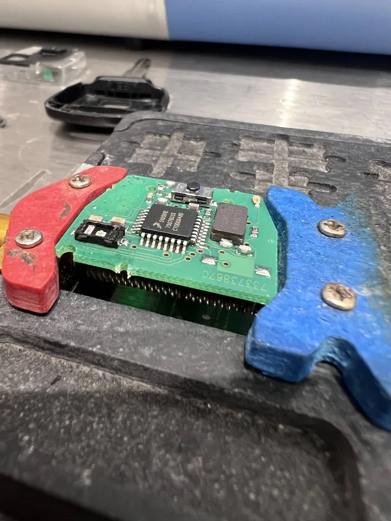 Réparation bouton sur circuit de clé de voiture