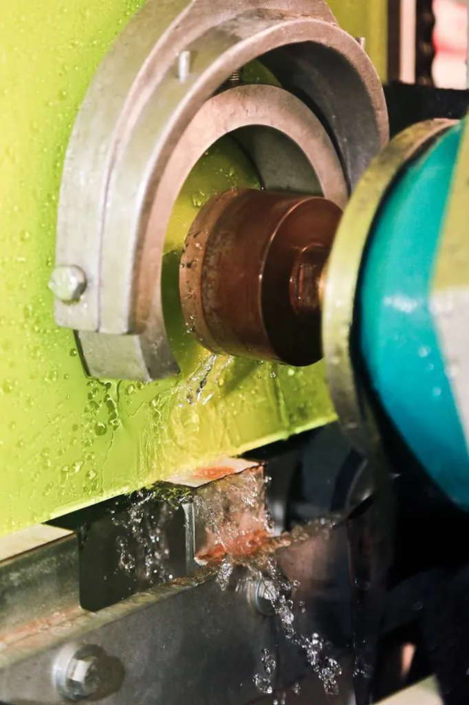 trou et façonage de prise pour une crédence de cuisien à Lyon 6éme