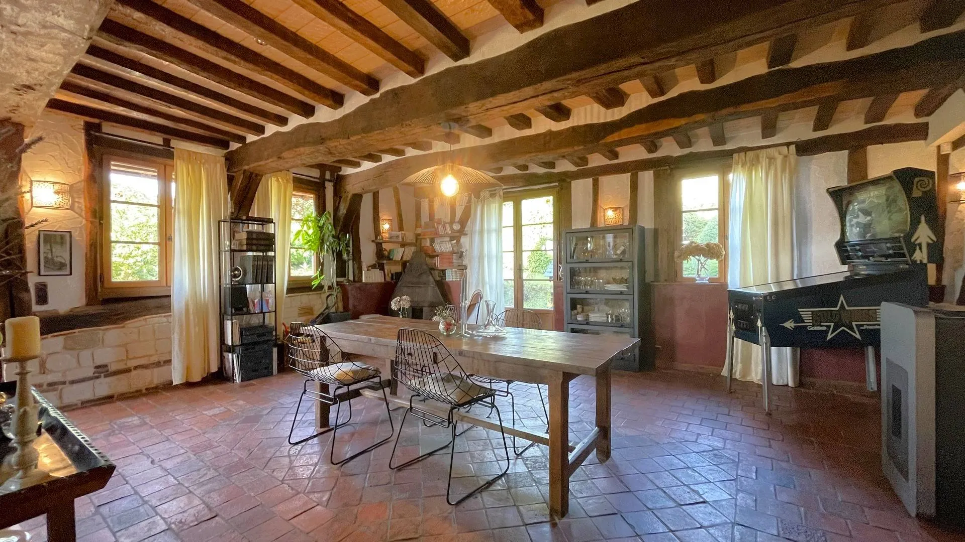 À vendre à Bures-en-Bray : Propriété avec gîte indépendant : Un gîte de 60 m² offrant séjour, cuisine équipée, 2 chambres et salle d’eau.