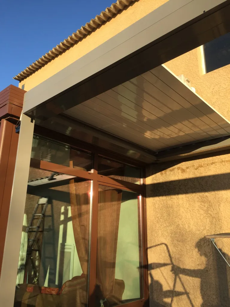 Pergola pendant le montage sur Martigues