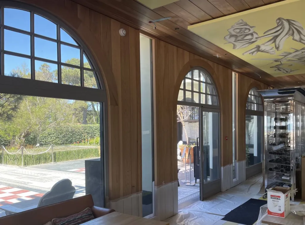 Pose de  bardage en bois intérieur dans un restaurant à Pyla sur Mer