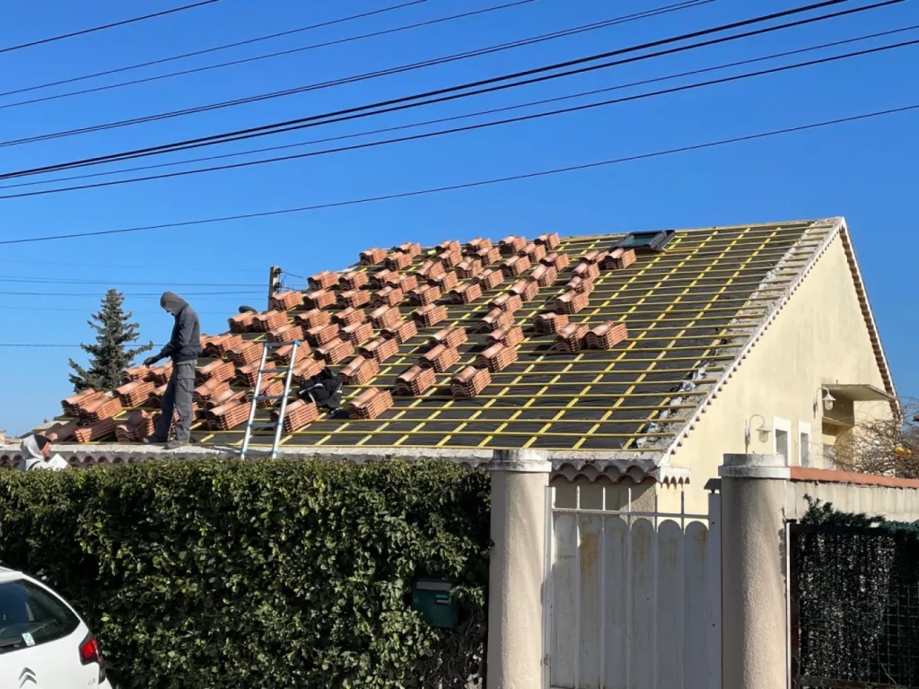 pose des tuiles romane sur chateauneuf les martigues