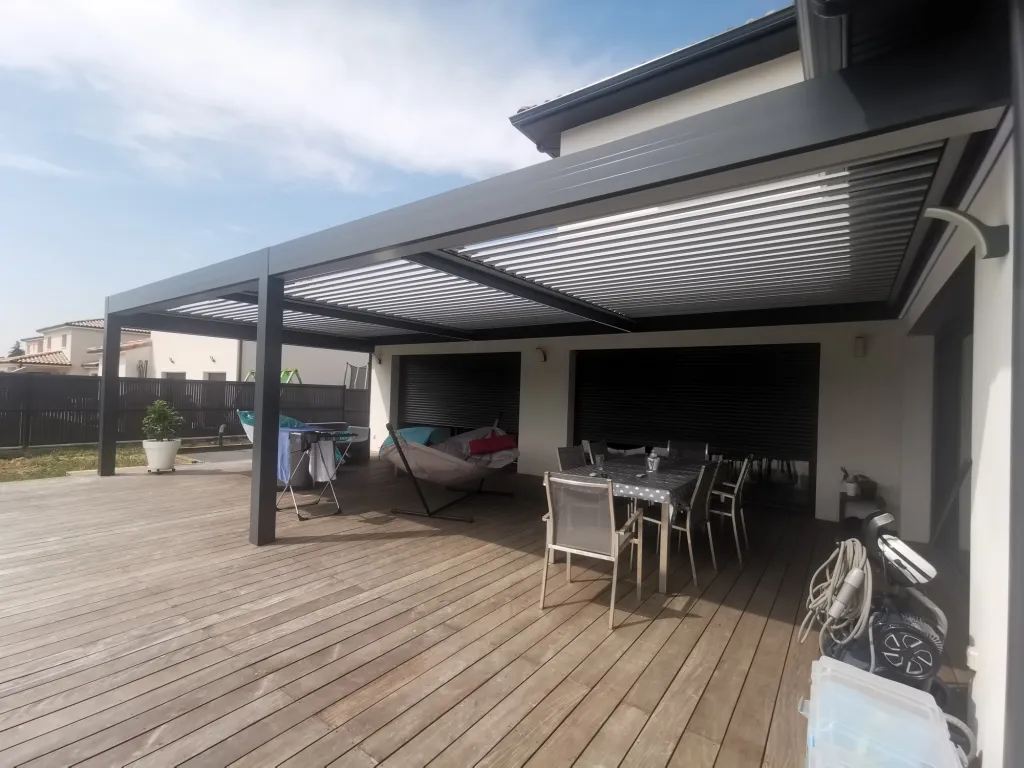Installation d’auvent aluminium bioclimatique motorisé avec éclairage LED RGB à Rouffiac Tolosan sur terrasse bois exotique