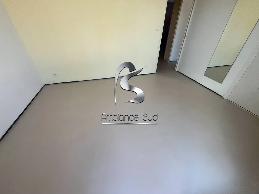 Réalisation du sol d'une chambre en résine minérale effet béton ciré coulé à La Seyne-sur-Mer près de Six-Fours-les-Plages dans le Var