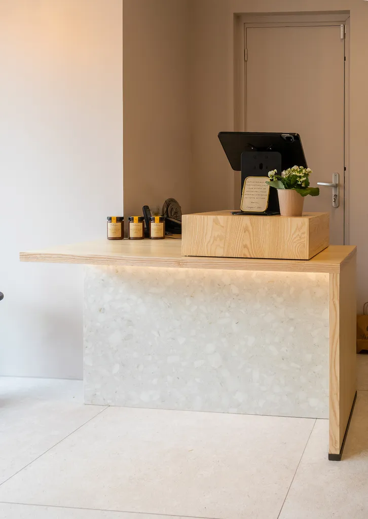 Fabrication et Pose du présentoir et de la  vitrine pour la maison Virtueux, Artisan chocolatier à Labégude en Ardèche.