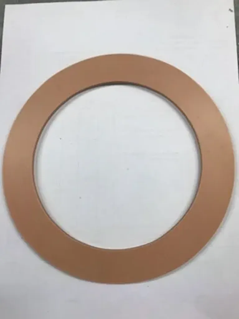 Découpe sur mesure de joint annulaire plat en caoutchouc beige pour étanchéité de bride circulaire à Grenoble