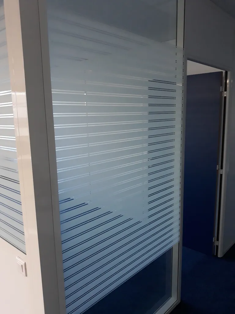 Quel film occultant choisir pour une confidentialité dans un open space 