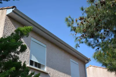 Maison de Lussan équipée avec des sous-faces blanches.
