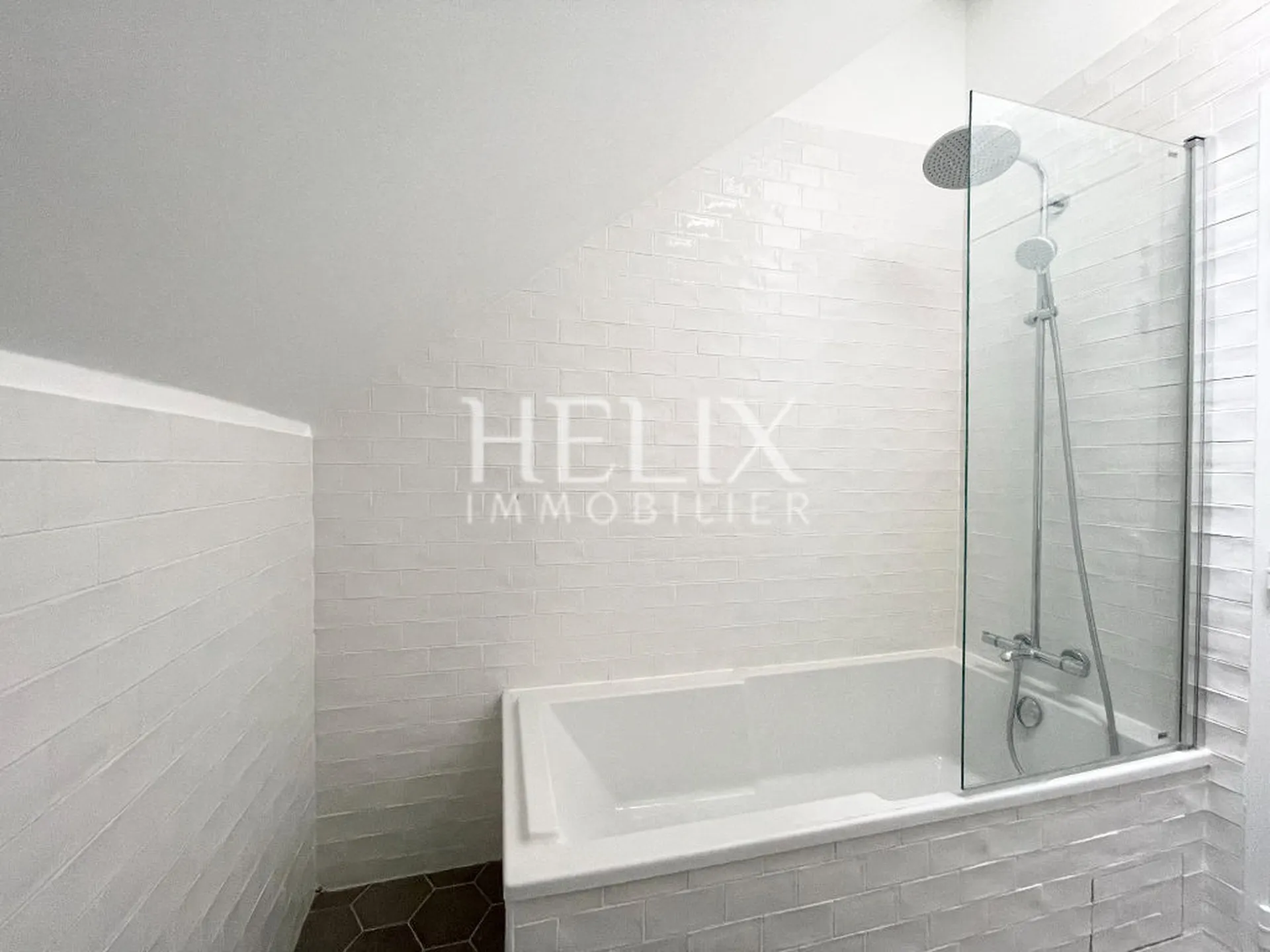 A vendre appartement esprit Loft 106 M2 surface au sol, 88,58 M2 Loi Carrez, situé au 3ème et dernier étage entièrement refait à neuf bénéficiant d'une situation privilégiée au coeur du centre ville, exceptionnel à Saint Germain en Laye.