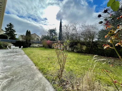 Le Vésinet à vendre une élégante maison familiale de 4 chambres avec un beau jardin