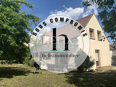Située à Saint Germain en Laye, à deux pas du Lycée International une maison pleine de charme 7 pièces 4 chambres de 176m2 