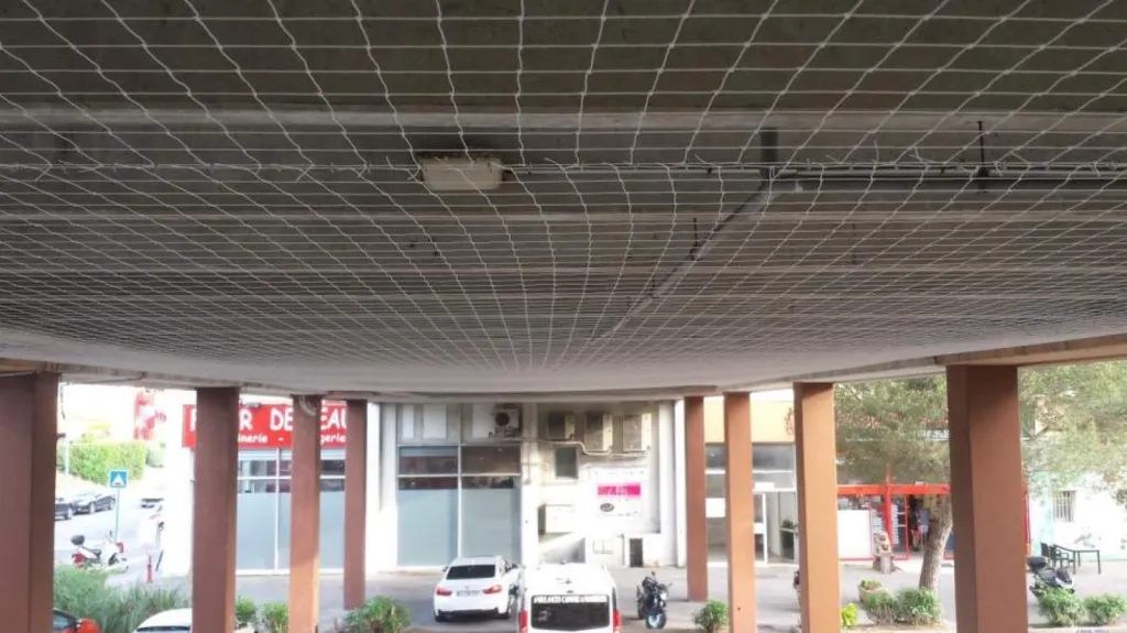 Pose de filets anti pigeons sous préau centre commercial 13