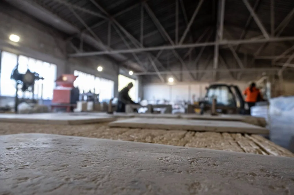 Tailleur de pierre à la finition dalle ancienne de France