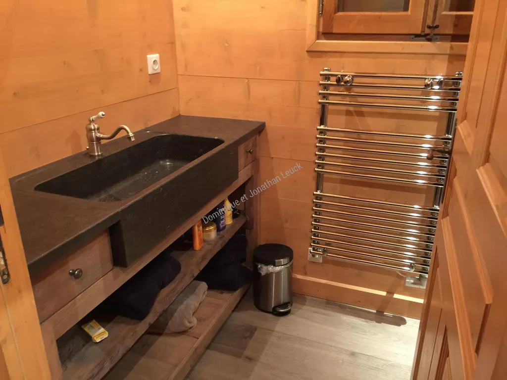 Plan vasque en pierre dure type Grey Storm