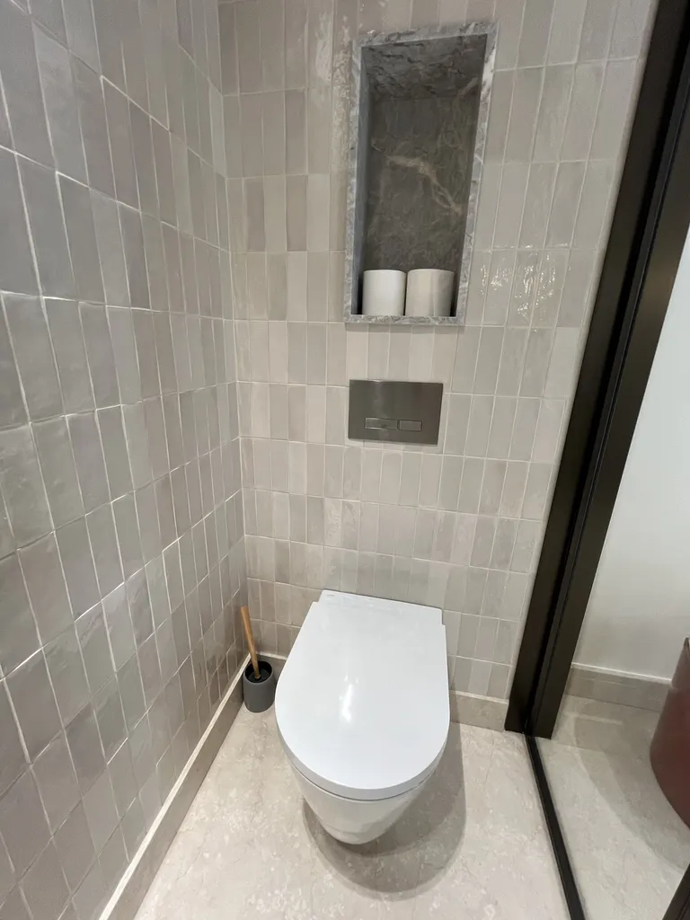 Niche de douche et sanitaires en pierre, salle de bain en marbre, aménagement sur mesure, finition haut de gamme, Côte d’Azur.