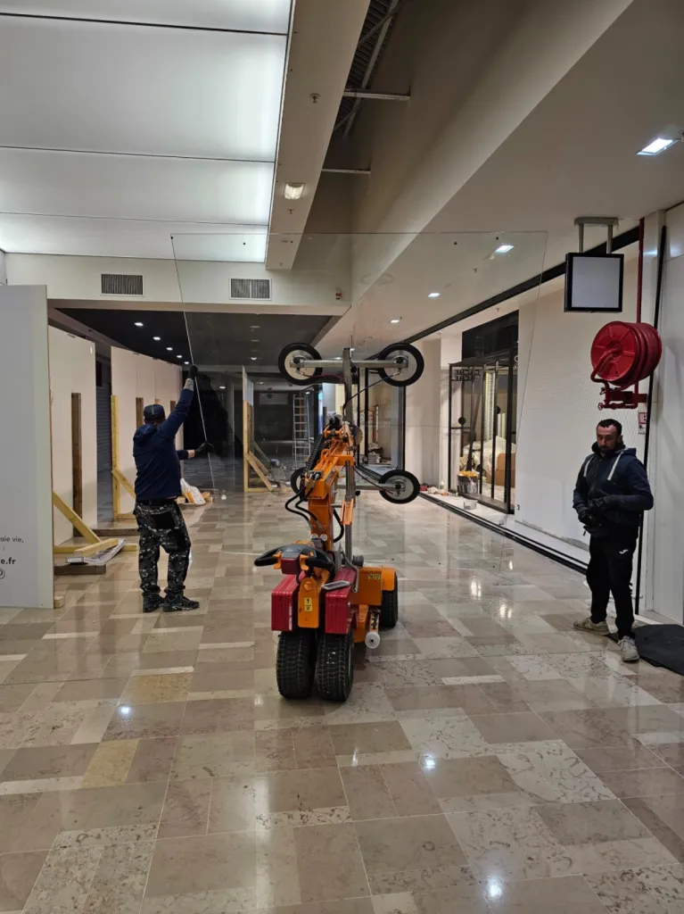 Création de vitrine de magasin à Avignon pour le magasin Cache Cache