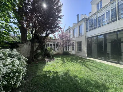 A vendre à Saint Germain en Laye un bien d'exception de 770 m² à usage mixte professionnel et habitation
