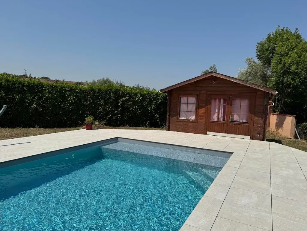 Terrasse en grès cérame et abords de piscine à Gémil : créer un espace extérieur haut de gamme près de Toulouse