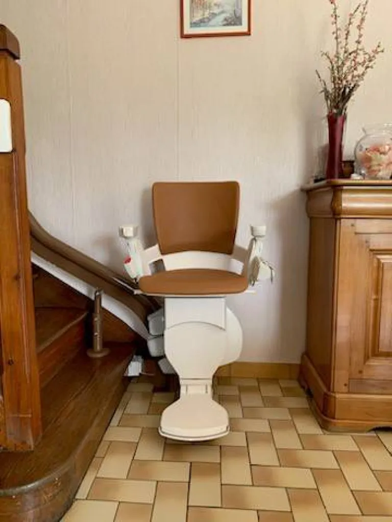 La nouvelle chaise Smart OTOLIFT avec son écrande dialogue intégré dans son accoudoir à Marseille