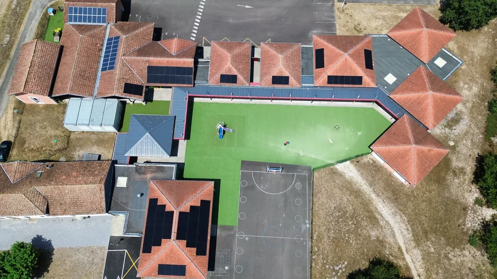 Installation de panneaux photovoltaïques sur une école à Saugnac-et-Muret