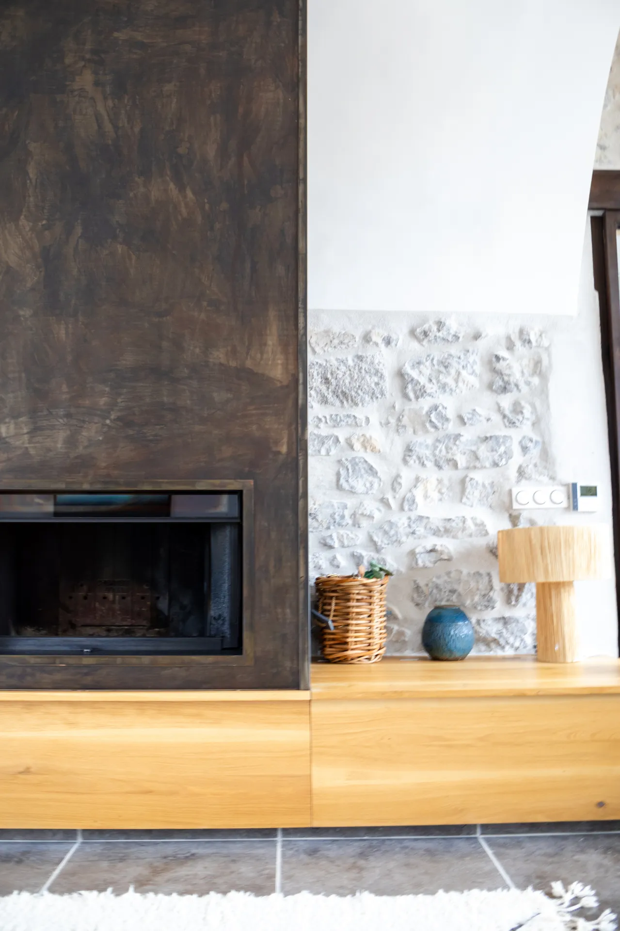 Habillage de cheminée en fer à Ruoms en Sud Ardèche qui sublime un séjour contemporain et lumineux