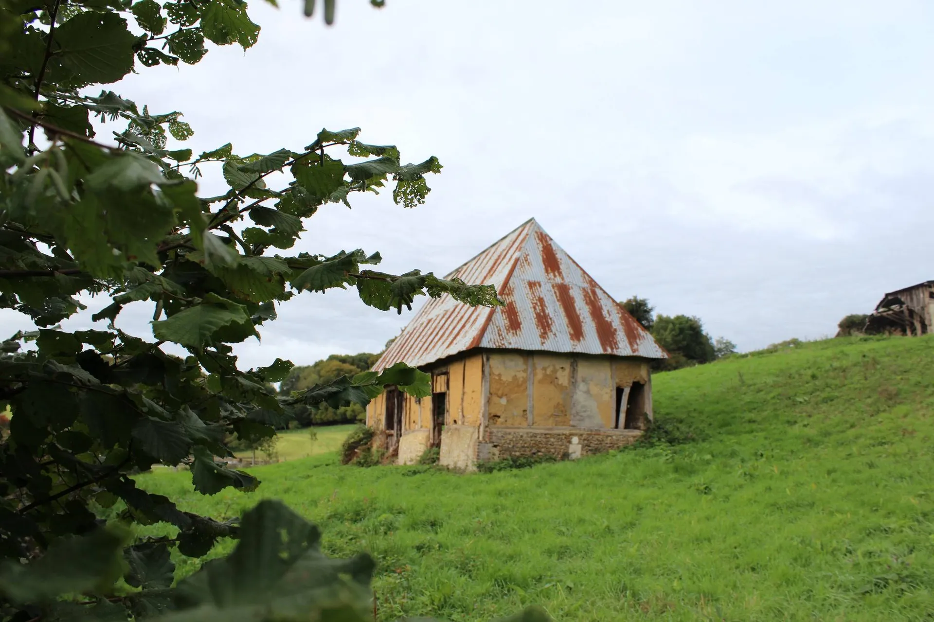 A vendre dans le Pays d'Auge batiment à pans de bois à restaurer Eure 27