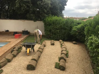 Aménagement d'un jardin avec du gazon en plaque à Villeneuve les Avignon