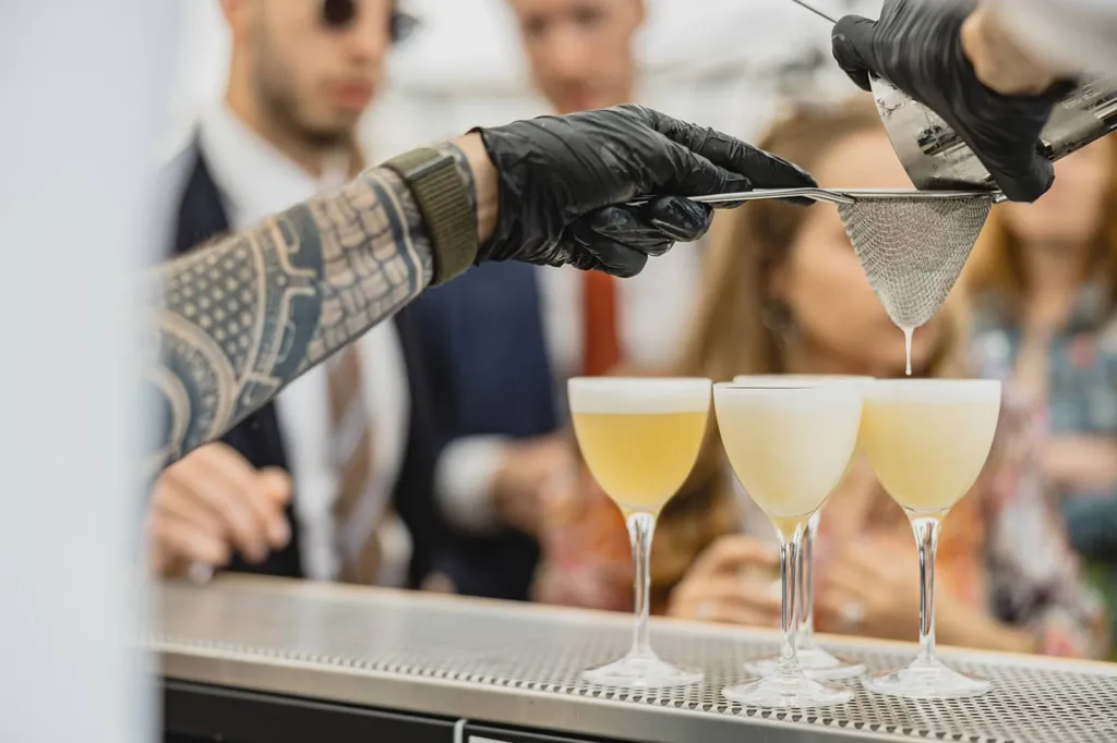 Un Instant de Magie : Le Bar à Cocktails en Action