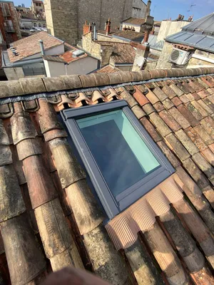 Couvreur-zingueur qualifié pour le façonnage et la pose d'entourage de fenêtre de toit en zinc à Langon en Gironde